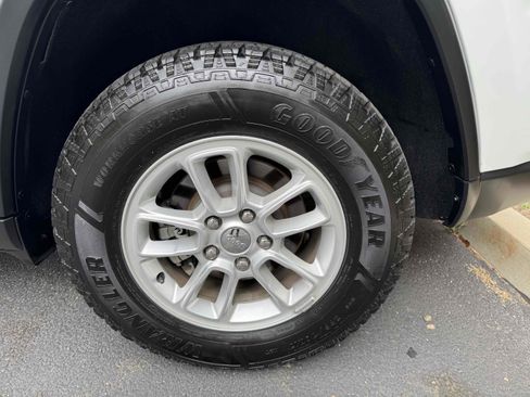 Used 2020 Jeep Grand Cherokee Laredo image 17