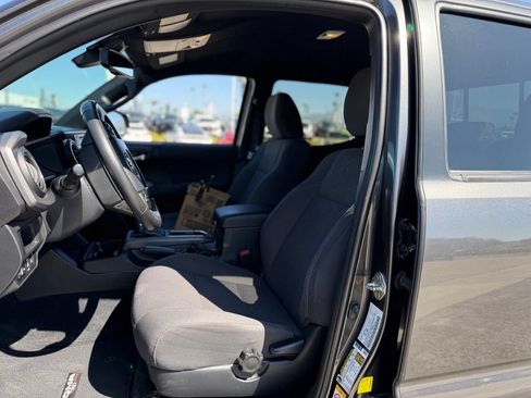 Used 2018 Toyota Tacoma TRD Sport w/ Technology Package AWD/4WD image 5