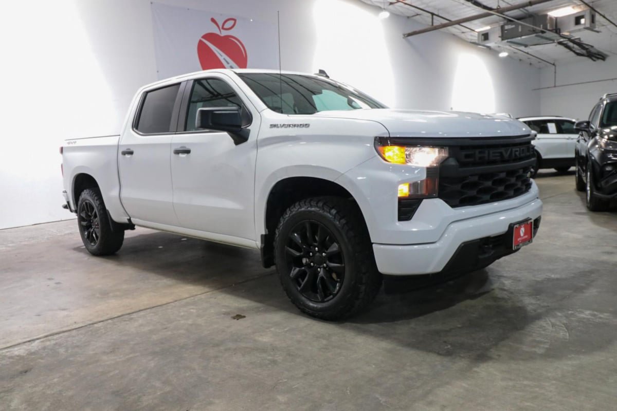 Used 2023 Chevrolet Silverado 1500 Custom AWD/4WD image 2