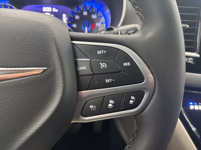 Used 2023 Chrysler Pacifica Touring-L FWD image 12