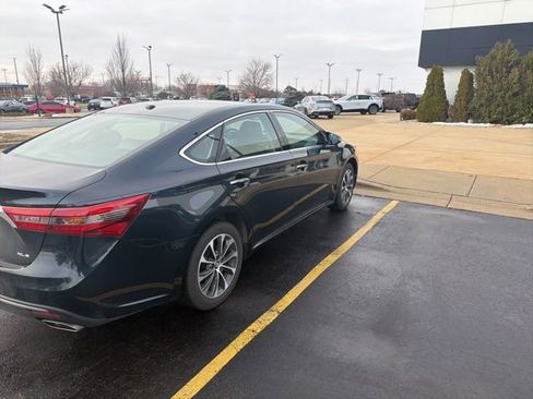 Used 2018 Toyota Avalon XLE Premium image 3