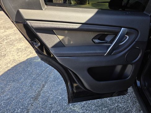 Used 2020 Land Rover Discovery Sport SE image 12