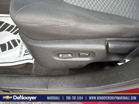 Used 2009 Chevrolet HHR LT image 16