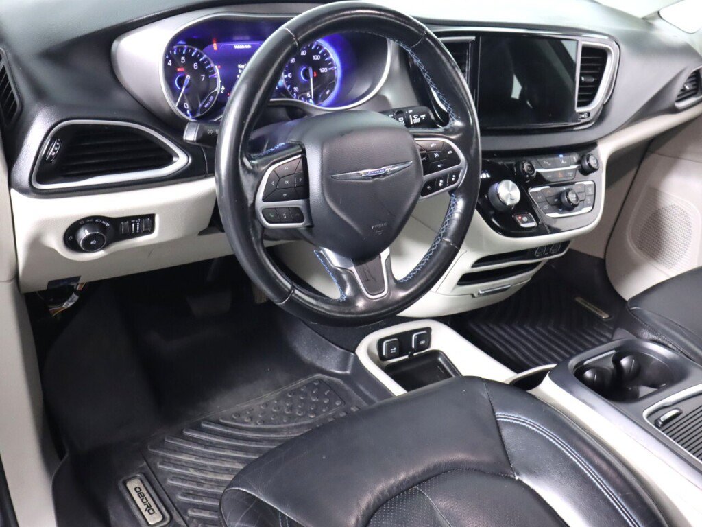 Used 2021 Chrysler Pacifica Touring-L FWD image 9