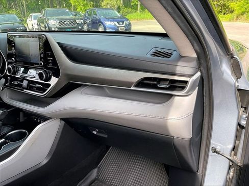 Used 2020 Toyota Highlander XLE AWD/4WD image 13