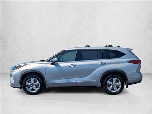 Used 2022 Toyota Highlander LE FWD image 9