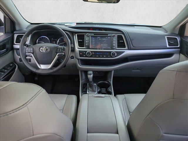 Used 2019 Toyota Highlander XLE FWD image 18