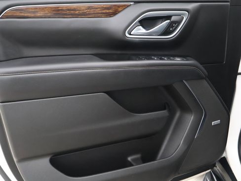 Used 2021 Chevrolet Tahoe Premier w/ Premium Package RWD image 17