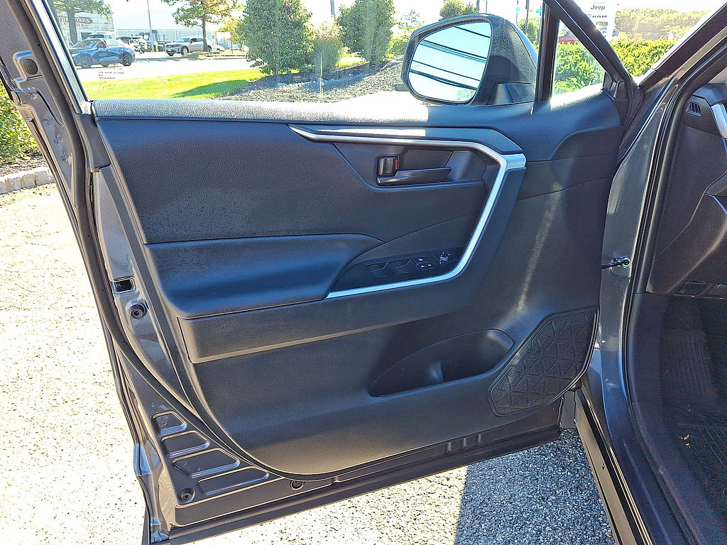Used 2025 Toyota RAV4 LE AWD/4WD image 16
