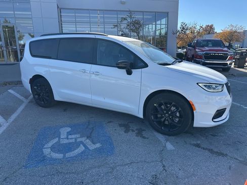 New 2026 Chrysler Pacifica Select image 40