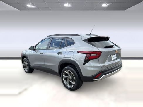 Certified 2025 Chevrolet Trax LT w/ LT Convenience Package FWD image 3