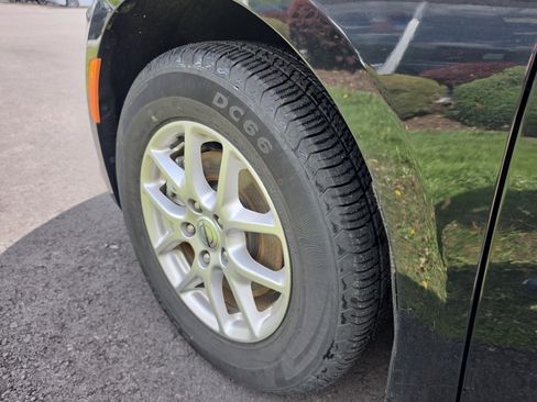 Used 2024 Chrysler Pacifica Touring-L FWD image 11