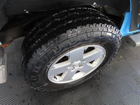 Used 2012 Jeep Wrangler Unlimited Sahara w/ Connectivity Group AWD/4WD image 30