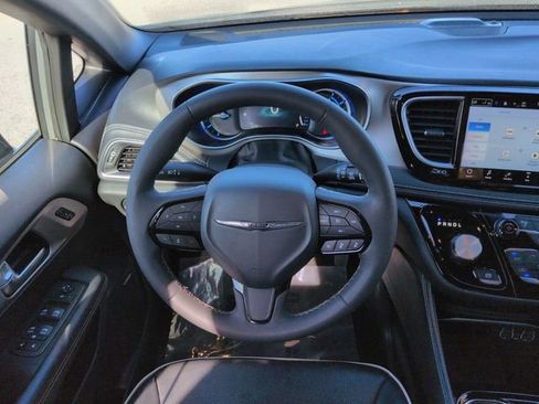 Used 2023 Chrysler Pacifica Limited w/ Uconnect Theater Family Group image 18
