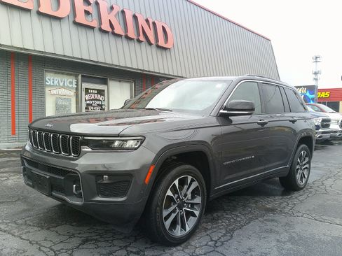 Used 2022 Jeep Grand Cherokee Overland w/ Luxury Tech Group IV AWD/4WD image 10