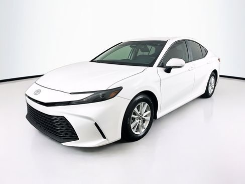 Used 2025 Toyota Camry LE image 3