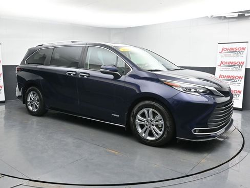 Used 2021 Toyota Sienna Platinum image 2