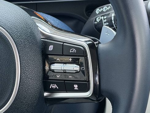 Used 2025 Kia Carnival EX FWD image 25