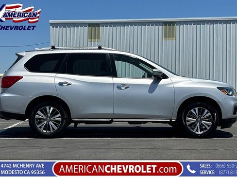 Used 2019 Nissan Pathfinder SV FWD image 4