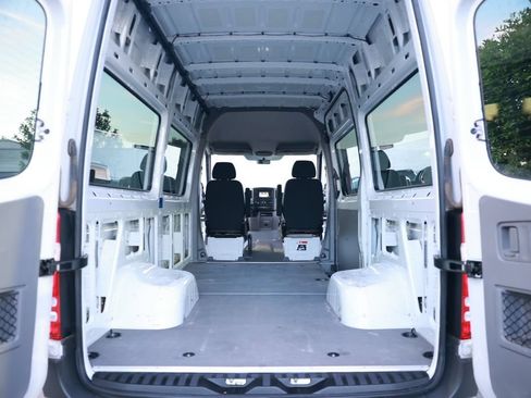 Used 2018 Mercedes-Benz Sprinter 3500 image 31