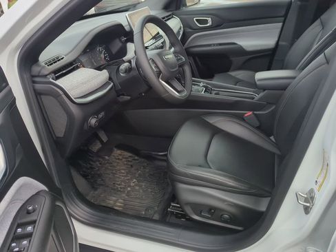 Used 2024 Jeep Compass Latitude image 32