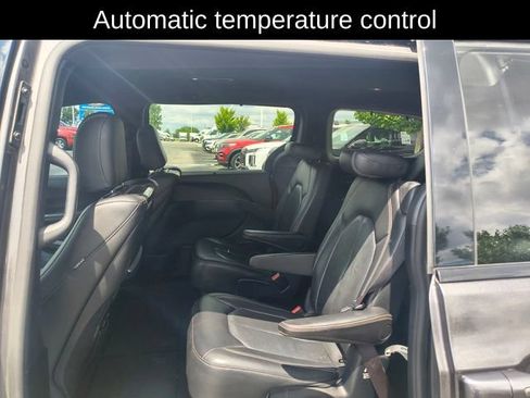 Used 2019 Chrysler Pacifica Touring-L Plus w/ S Appearance Package FWD image 13