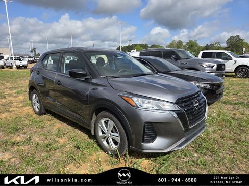 Used 2022 Nissan Kicks S image 1