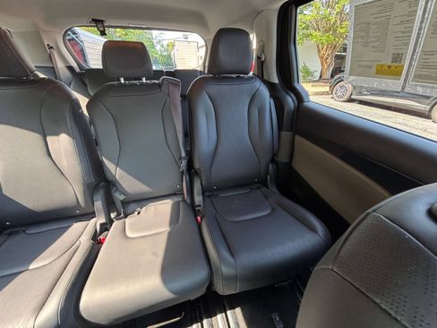 Used 2026 Kia Carnival FWD image 35