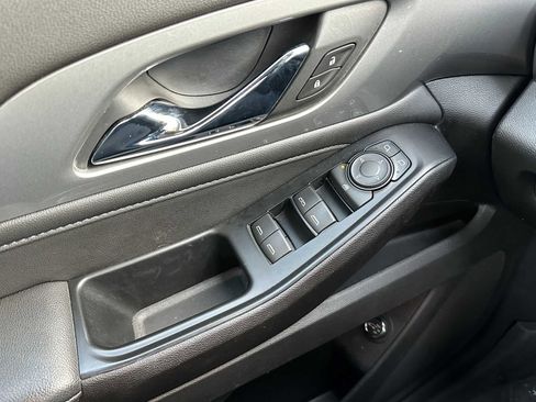 Used 2022 Chevrolet Traverse LT image 32