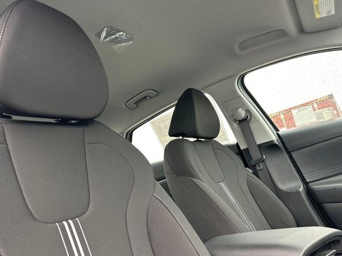 Used 2025 Hyundai Elantra Blue image 18