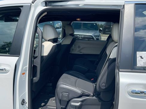 Used 2026 Toyota Sienna Limited FWD image 9