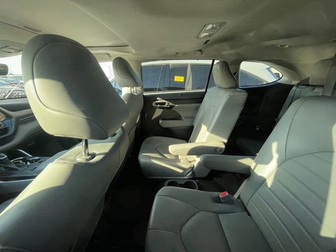 Used 2021 Toyota Highlander XLE image 6