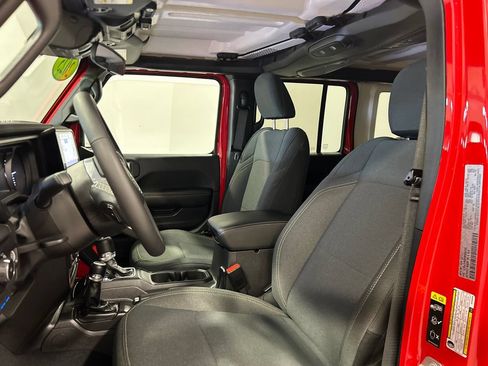 Used 2025 Jeep Wrangler Unlimited Sahara w/ Safety Group AWD/4WD image 15