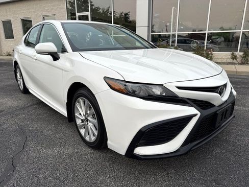 Used 2024 Toyota Camry SE FWD image 1
