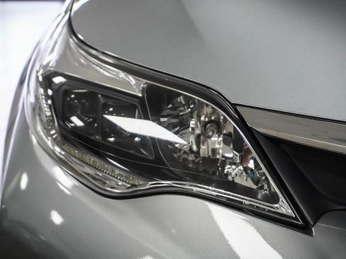 Used 2018 Toyota Avalon Limited image 28