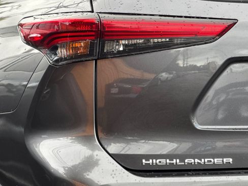 Used 2021 Toyota Highlander XLE image 13