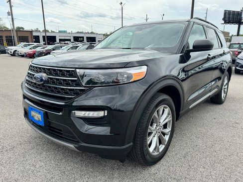 Used 2023 Ford Explorer XLT w/ Equipment Group 202A image 8