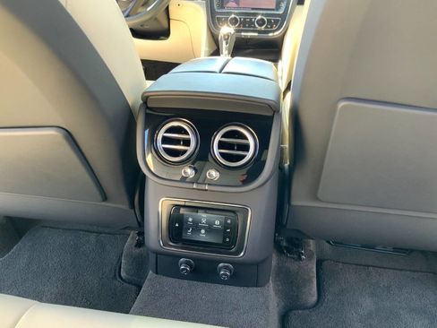 Used 2019 Bentley Bentayga AWD/4WD image 31