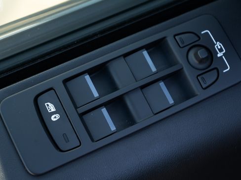 Used 2021 Land Rover Discovery Sport SE image 36