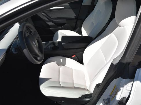 Used 2023 Tesla Model 3 Standard Range image 9