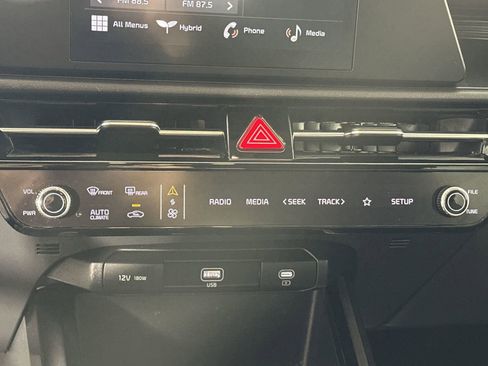 Used 2025 Kia Niro LX image 18