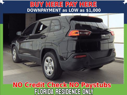 Used 2015 Jeep Cherokee Sport FWD image 2