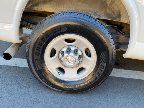 Used 2017 Chevrolet Express 3500 Extended image 7