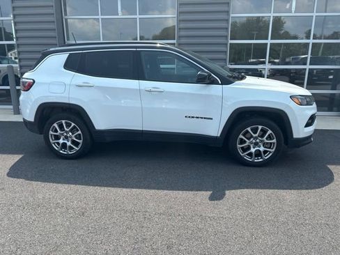 Used 2025 Jeep Compass Limited AWD/4WD image 2