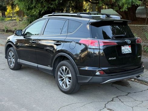 Used 2018 Toyota RAV4 LE image 3