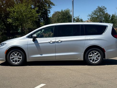 Used 2023 Chrysler Pacifica Touring-L FWD image 7