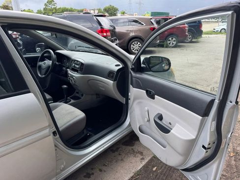 Used 2010 Hyundai Accent GLS FWD image 22
