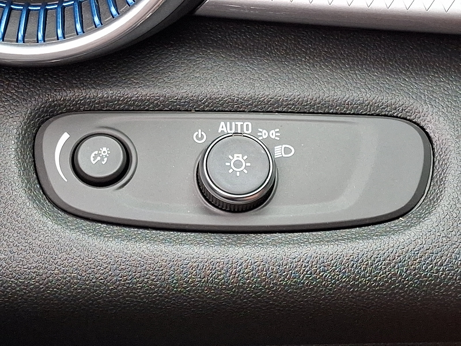 Used 2024 Chevrolet Trax LT w/ Driver Confidence Package FWD image 26