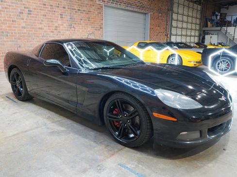 Used 2007 Chevrolet Corvette Coupe w/ Preferred Equipment Group RWD image 3