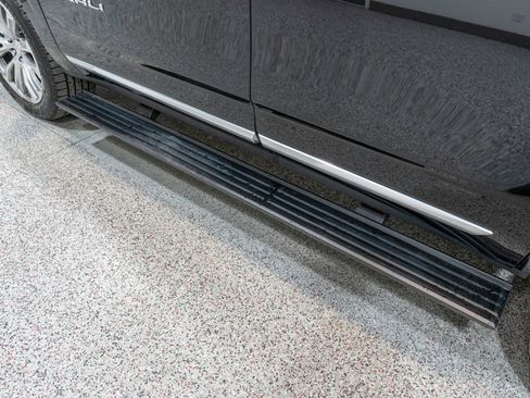 Used 2021 GMC Yukon Denali w/ Denali Premium Package image 11